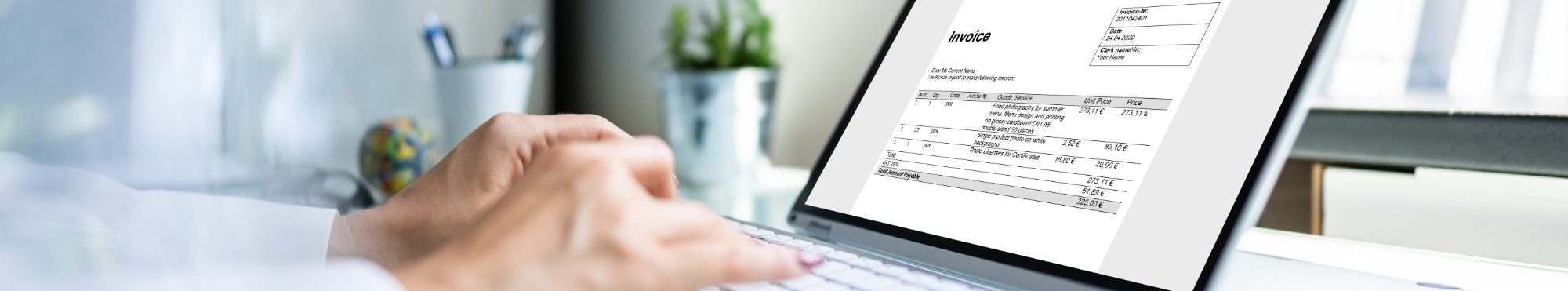 Private Abrechnung in der Physiotherapie – digitale Rechnung auf Laptop in der Praxis Jörg Spriewald, Bergisch Gladbach