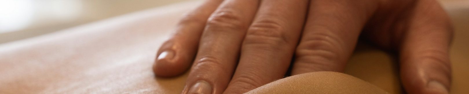 PNF Bergisch Gladbach Eine Hand mobilisiert ein Schulterblatt.
