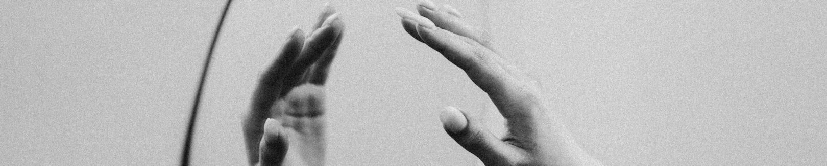 Zwei Hände, ein Spiegelbild - symbolisch für Spiegeltherapie