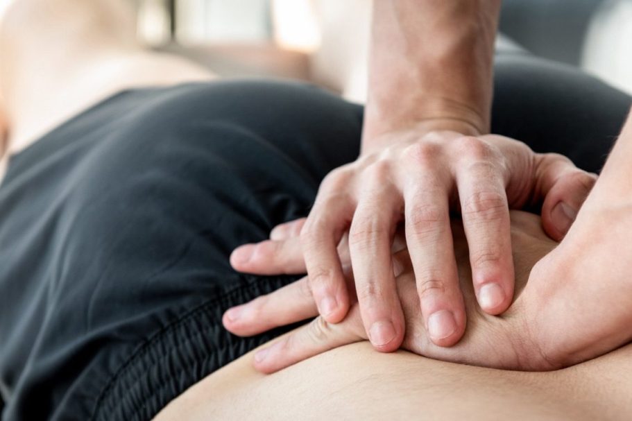 Physiotherapeut führt manuelle Therapie am Rücken durch – Behandlung in der Privatpraxis Jörg Spriewald, Bergisch Gladbach