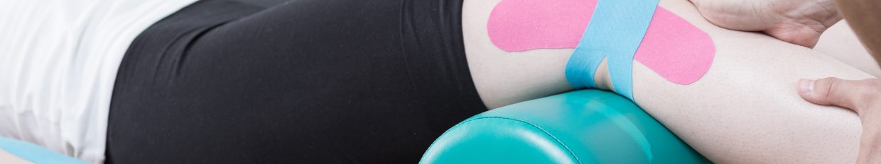 K-Taping bei physiotherapeutischer Behandlung in der Privatpraxis Jörg Spriewald in Bergisch Gladbach