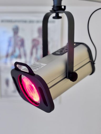 Gerät zur medizinischen Infrarotbehandlung mit rotem Licht.