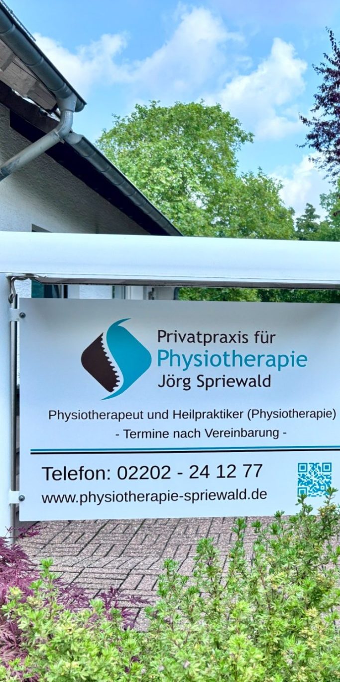 Schild der Physiotherapie-Praxis Jörg Spriewald mit Kontaktdaten und Dienstleistungen.